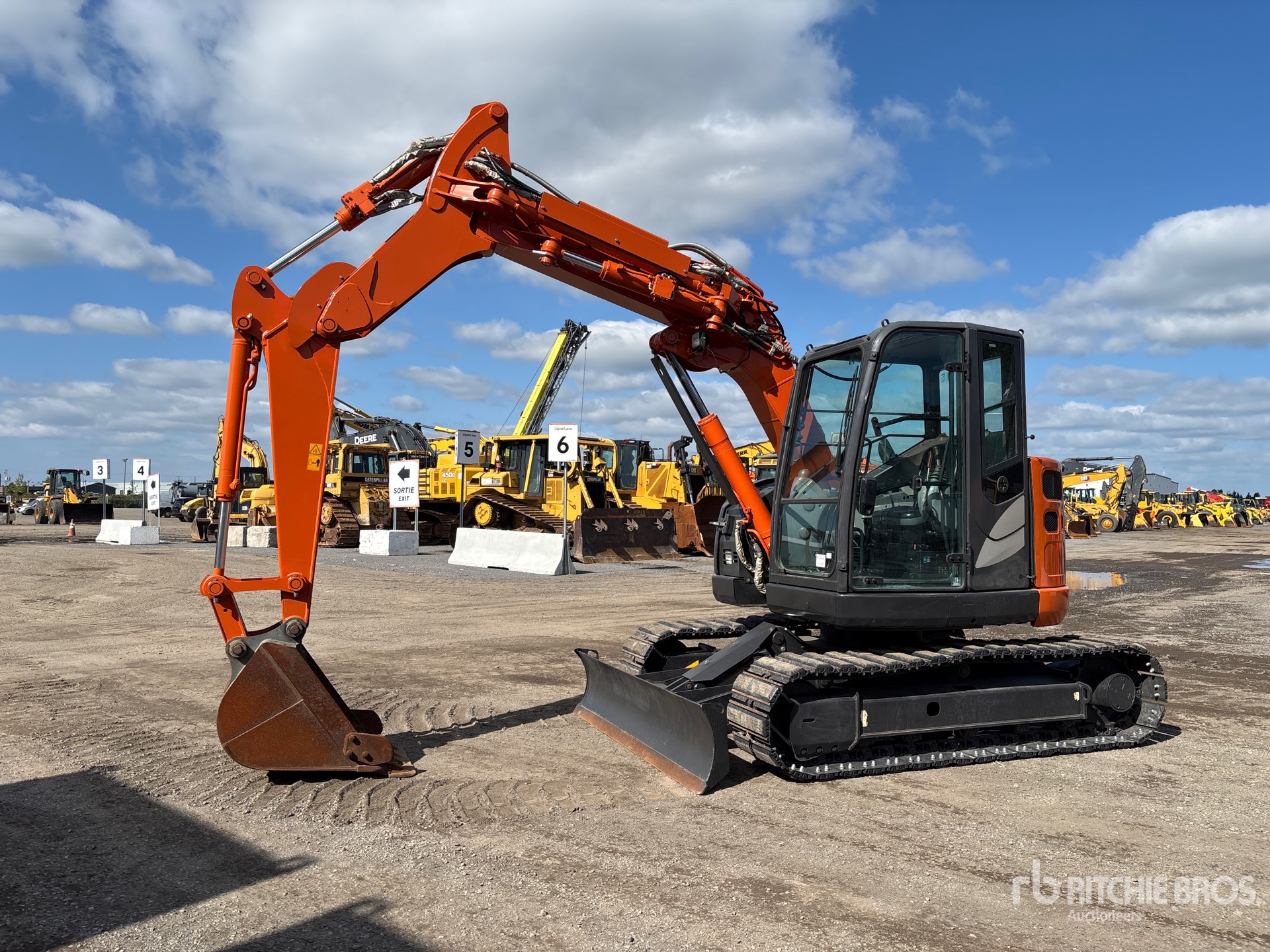 2017 Hitachi ZX75UR-5B