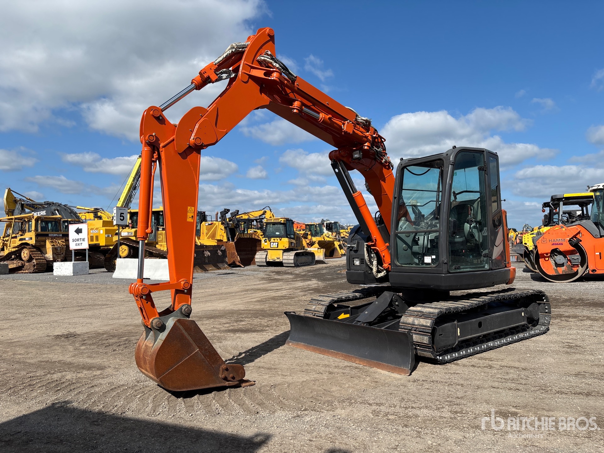 Photo of 2017 Hitachi ZX75UR-5B