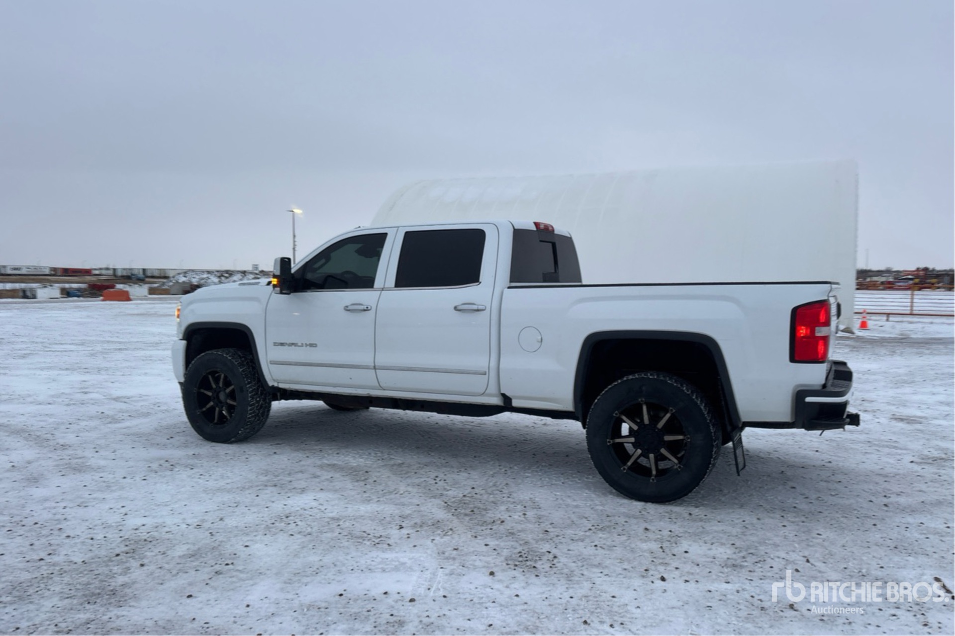 General Appearance with Foto, angolo posteriore sinistro