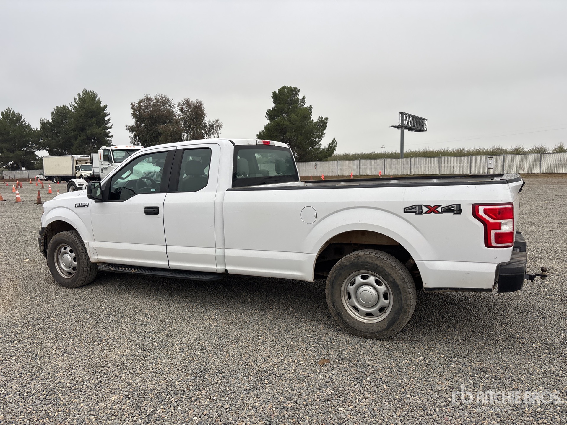 General Appearance with Foto, angolo posteriore sinistro