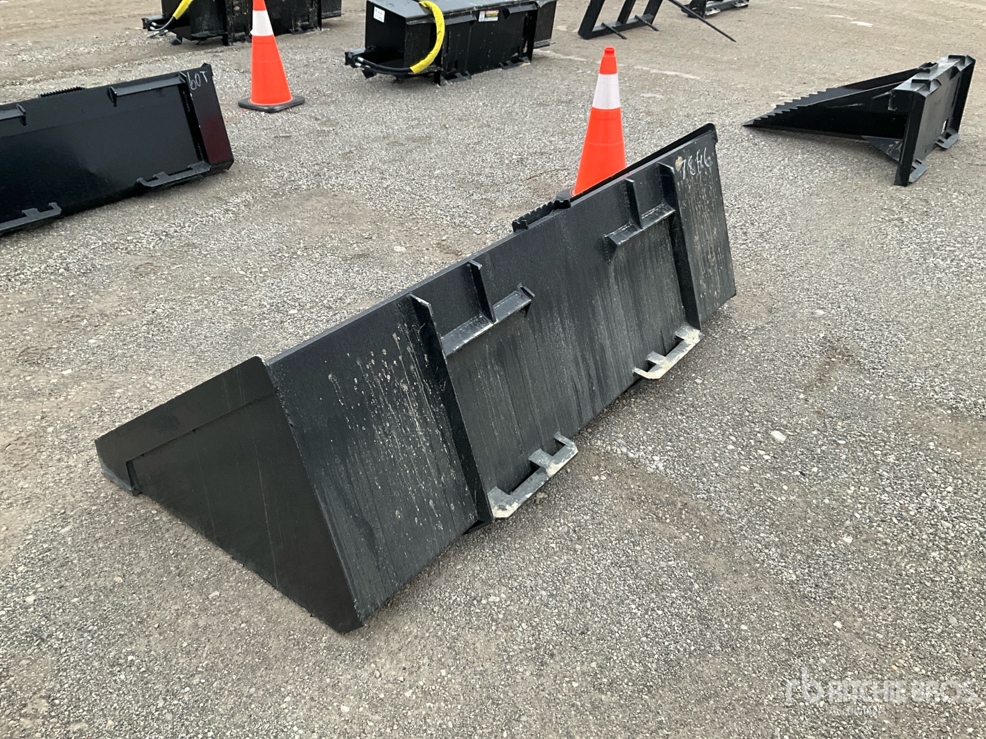 General Appearance with Foto, angolo posteriore sinistro