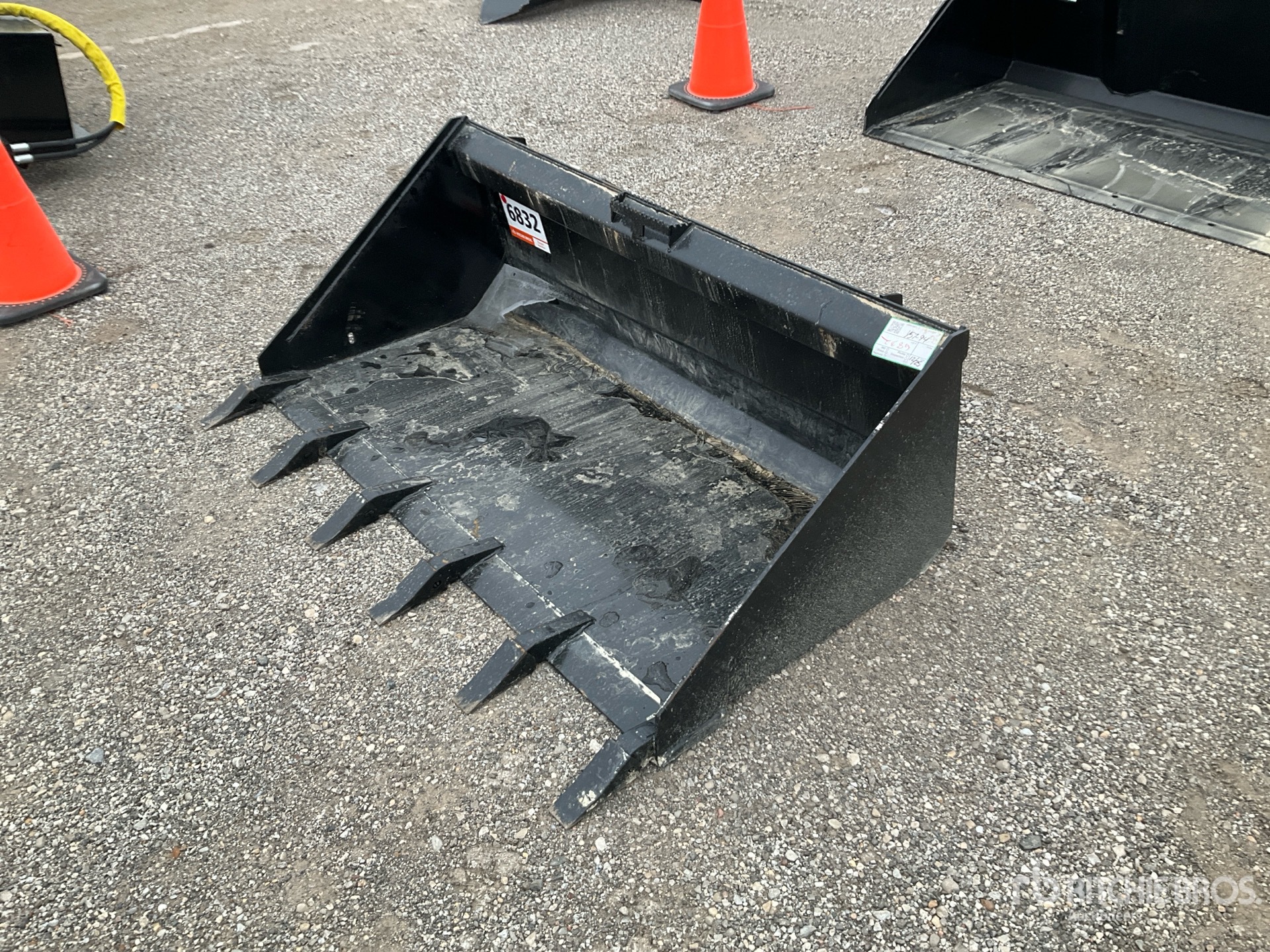 General Appearance with Foto, angolo anteriore sinistro