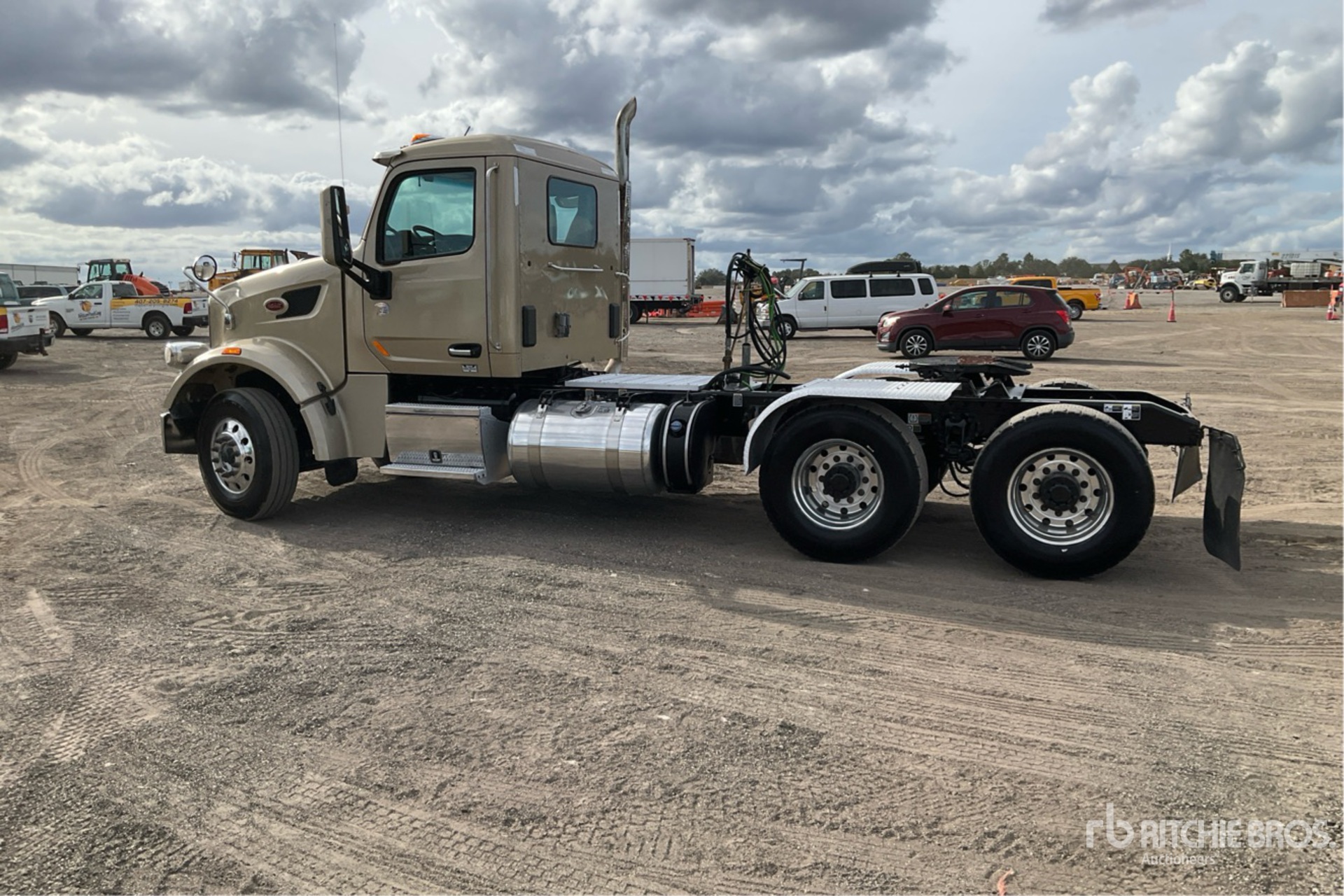 General Appearance with Foto, angolo posteriore sinistro