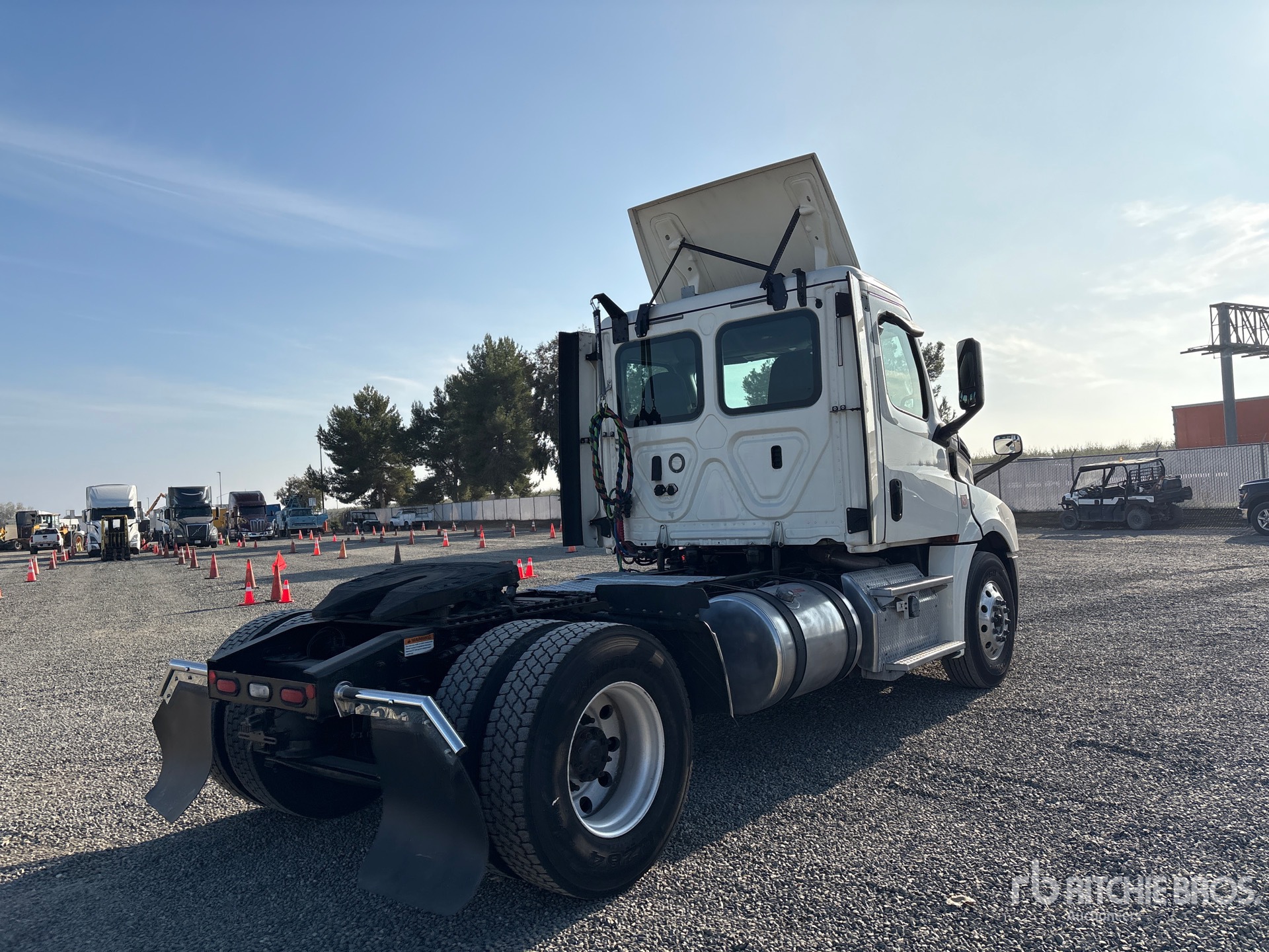 General Appearance with Foto, angolo anteriore sinistro