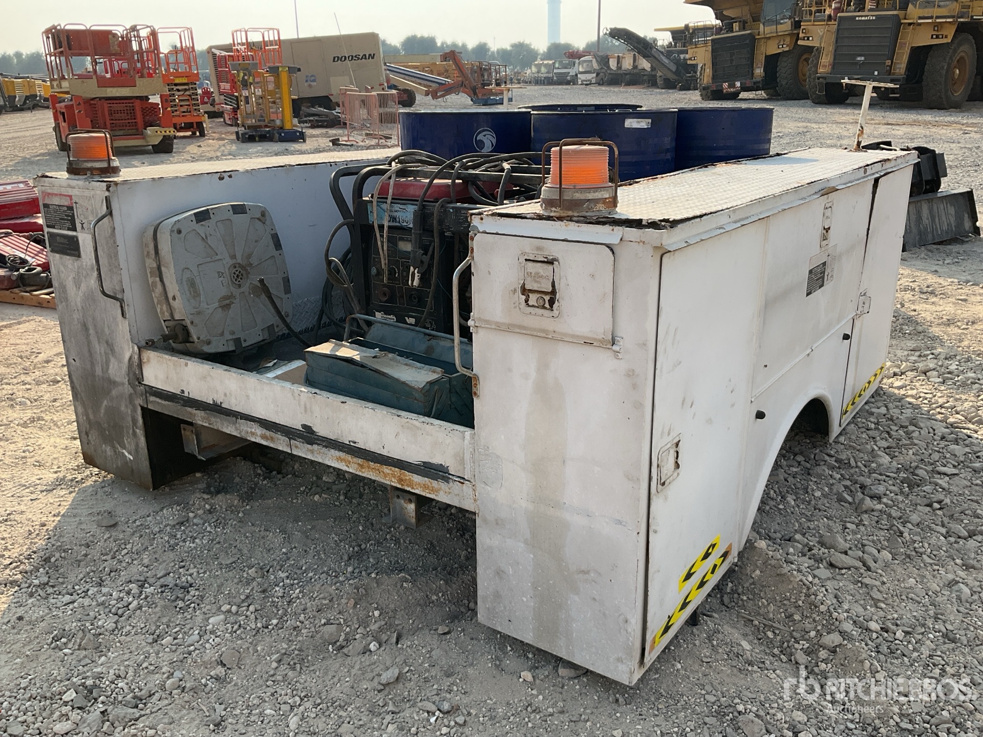 General Appearance with Bild, Ecke vorne links