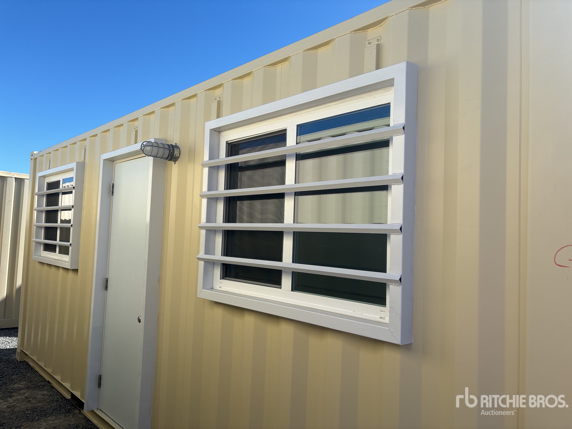 General Appearance with Bild, Ecke vorne links