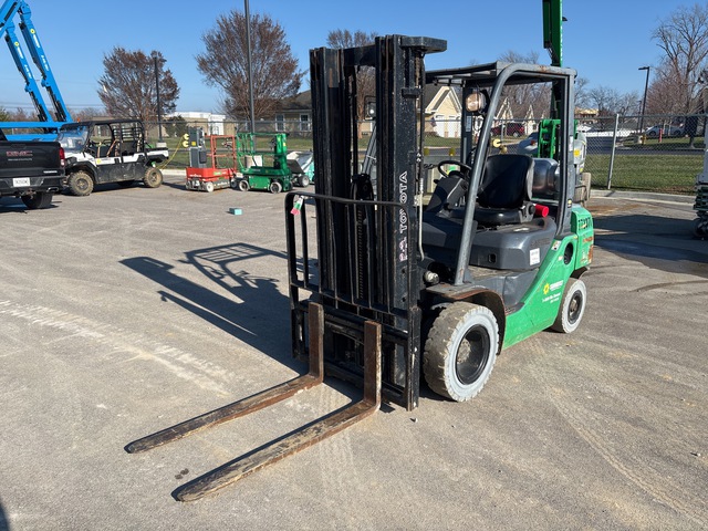 2015 Toyota 8FGU25 4500 lb Pneumatic Tire Forklift