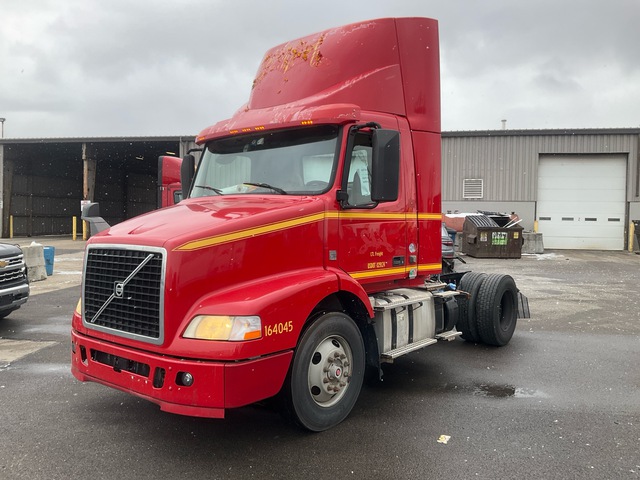 2016 Volvo VNM42T 4x2 S/A Day Cab Truck Tractor 2016 Volvo VNM42T 4x2 S/A Day Cab Truck Tractor