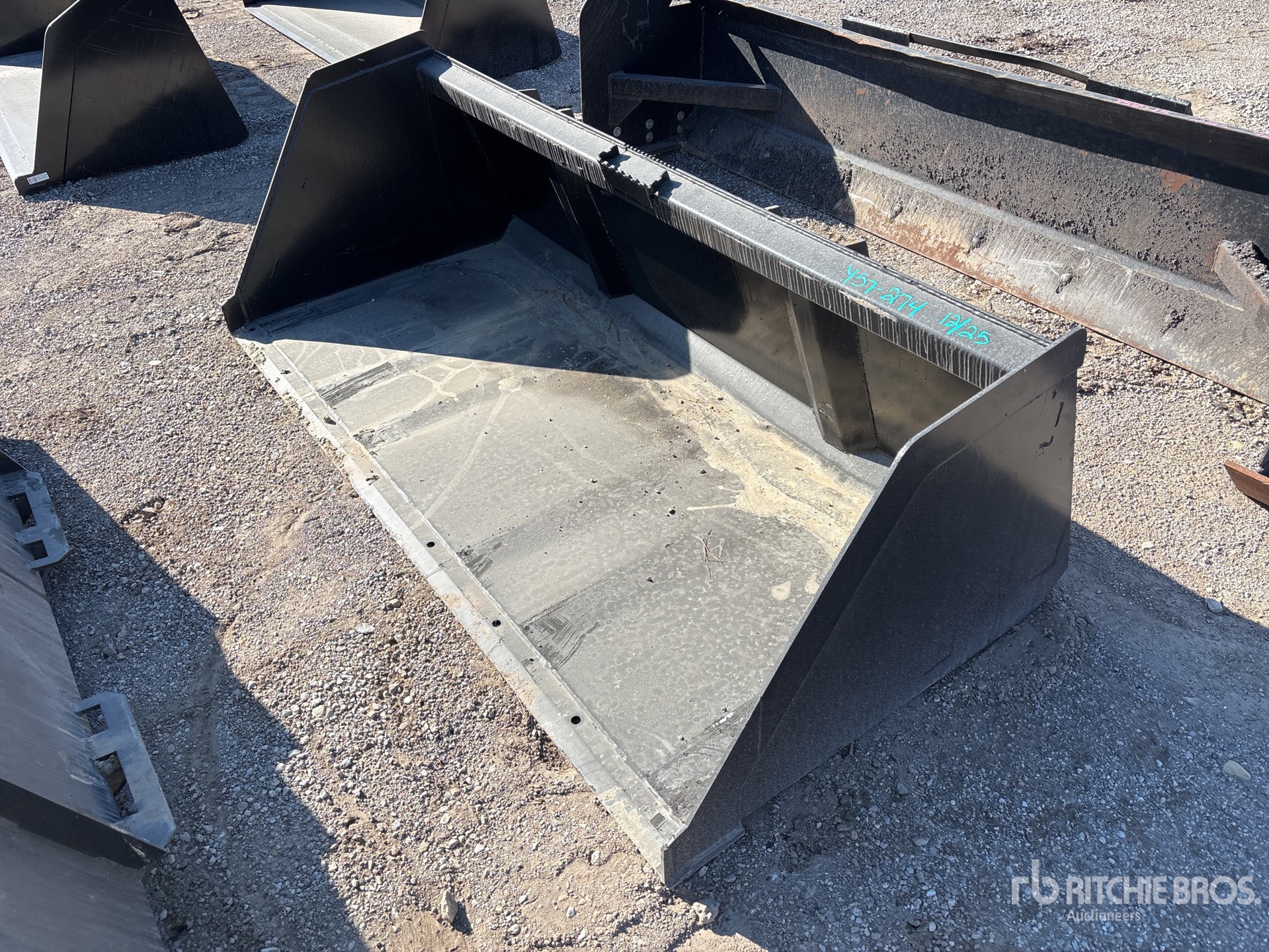 General Appearance with Bild, Ecke vorne links