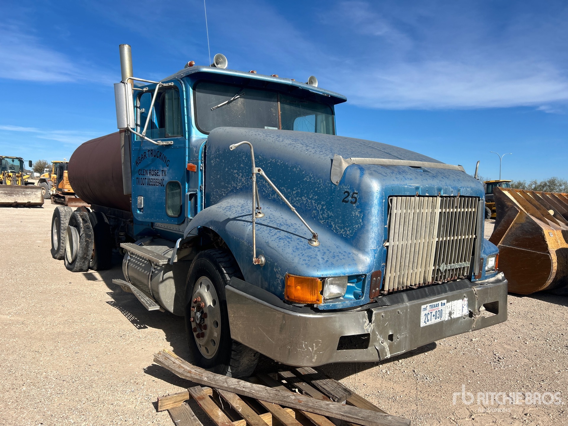 General Appearance with Picture, Right Front Corner