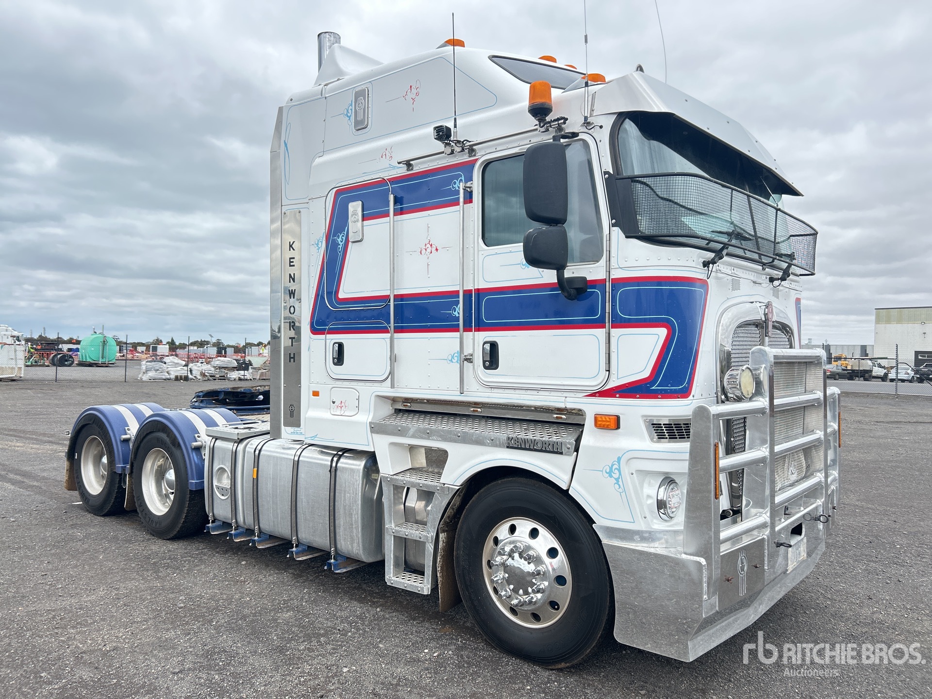 General Appearance with Foto, angolo anteriore sinistro