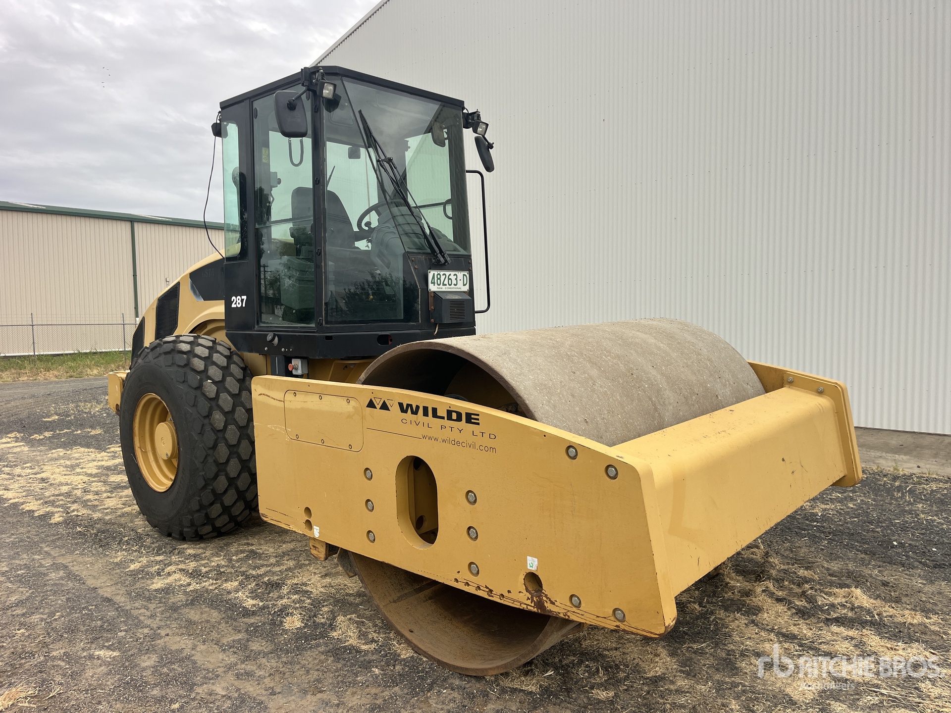 General Appearance with Picture, Right Front Corner