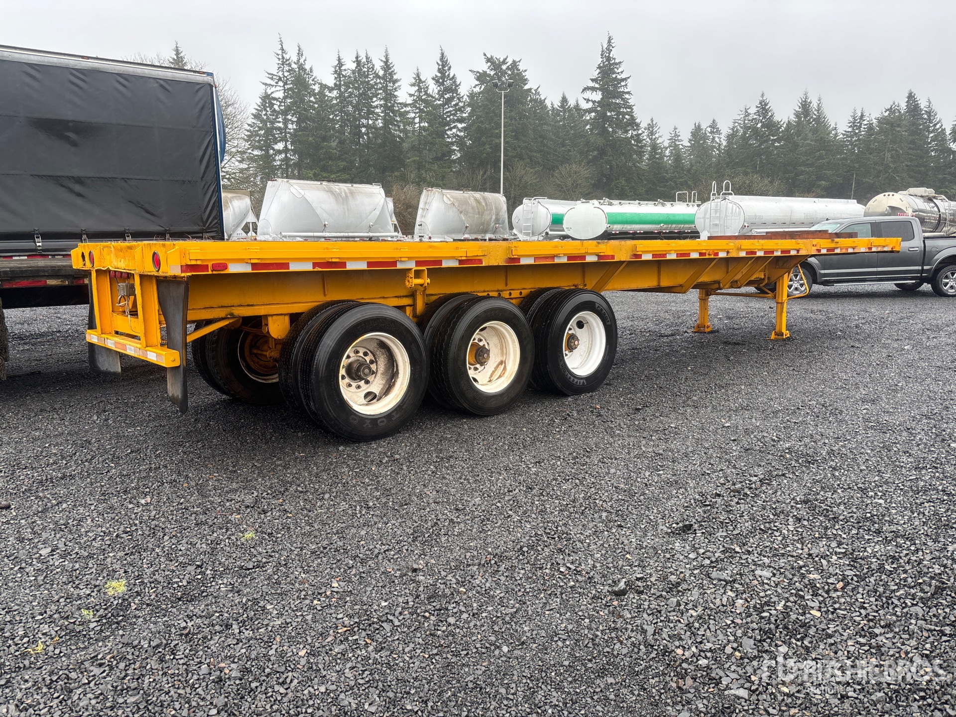 Aspect général with Image, coin arrière droit