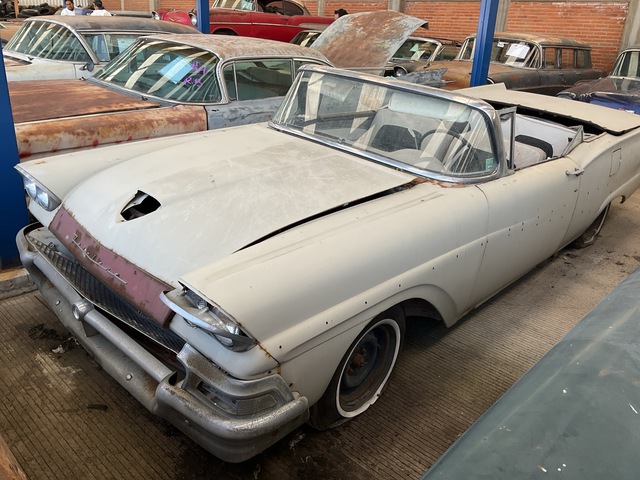 1958 Ford Fairlane 500 Skyliner Automovil (Solo Partes) / Parts Only Automobile (Inoperable)