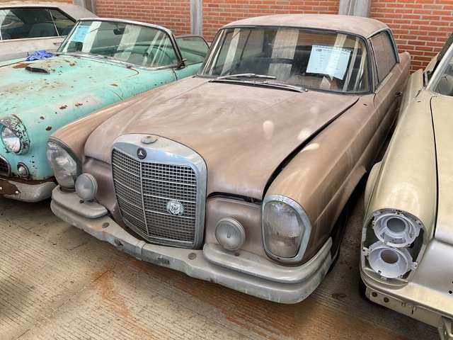 1962 Mercedes Benz 220 SEb Automobile (Inoperable)