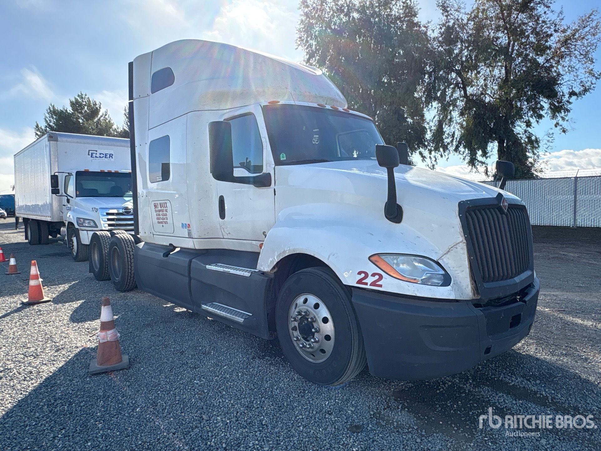 Aspect général with Image, coin avant droit