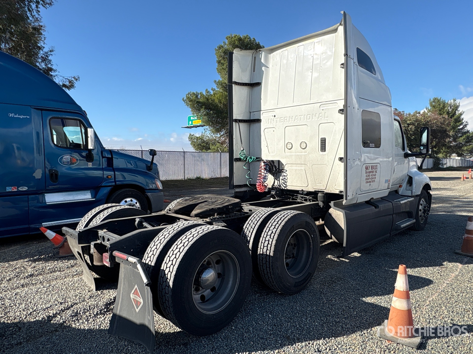 Aspect général with Image, coin arrière droit