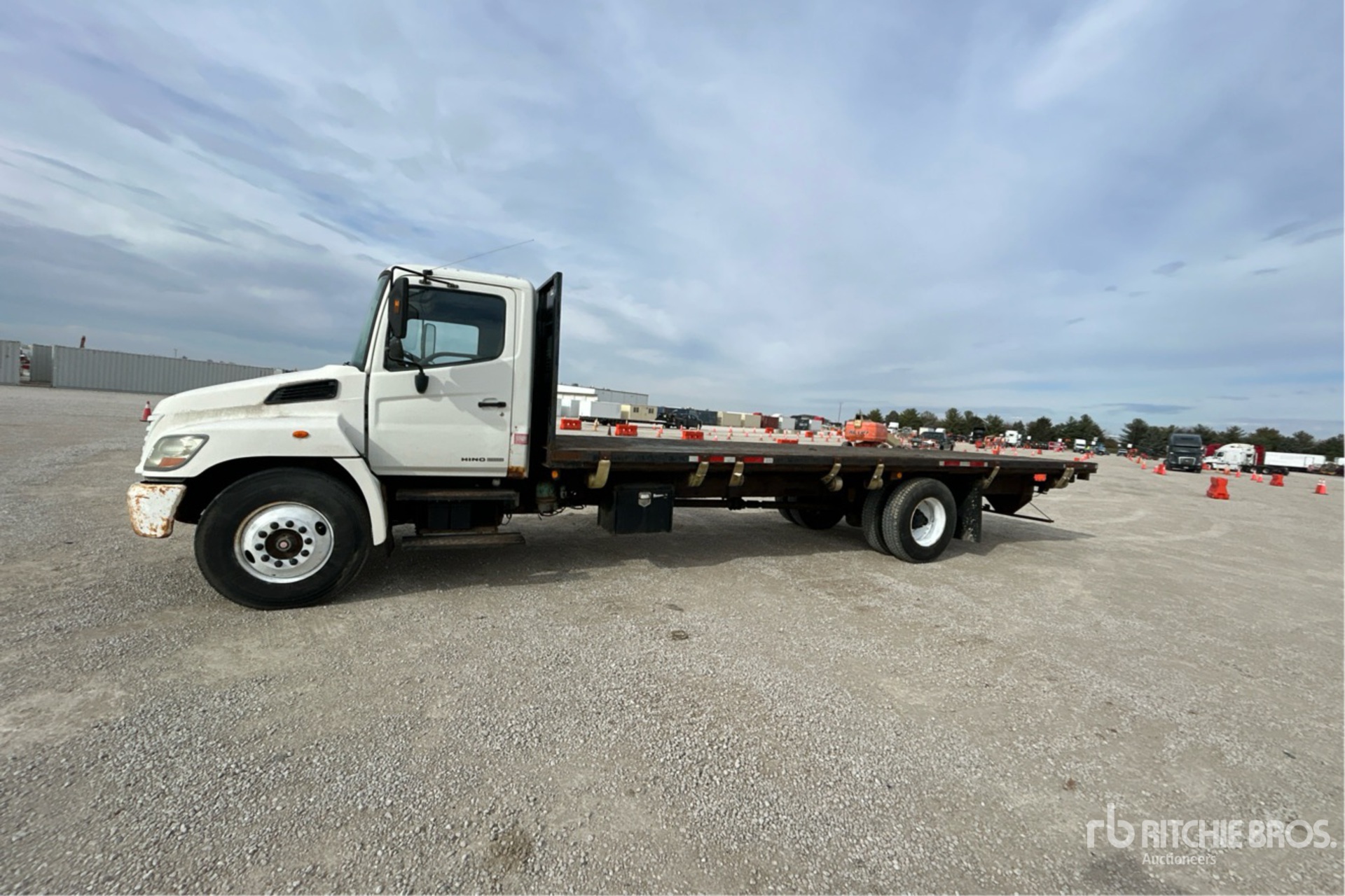 General Appearance with Bild, Ecke vorne links