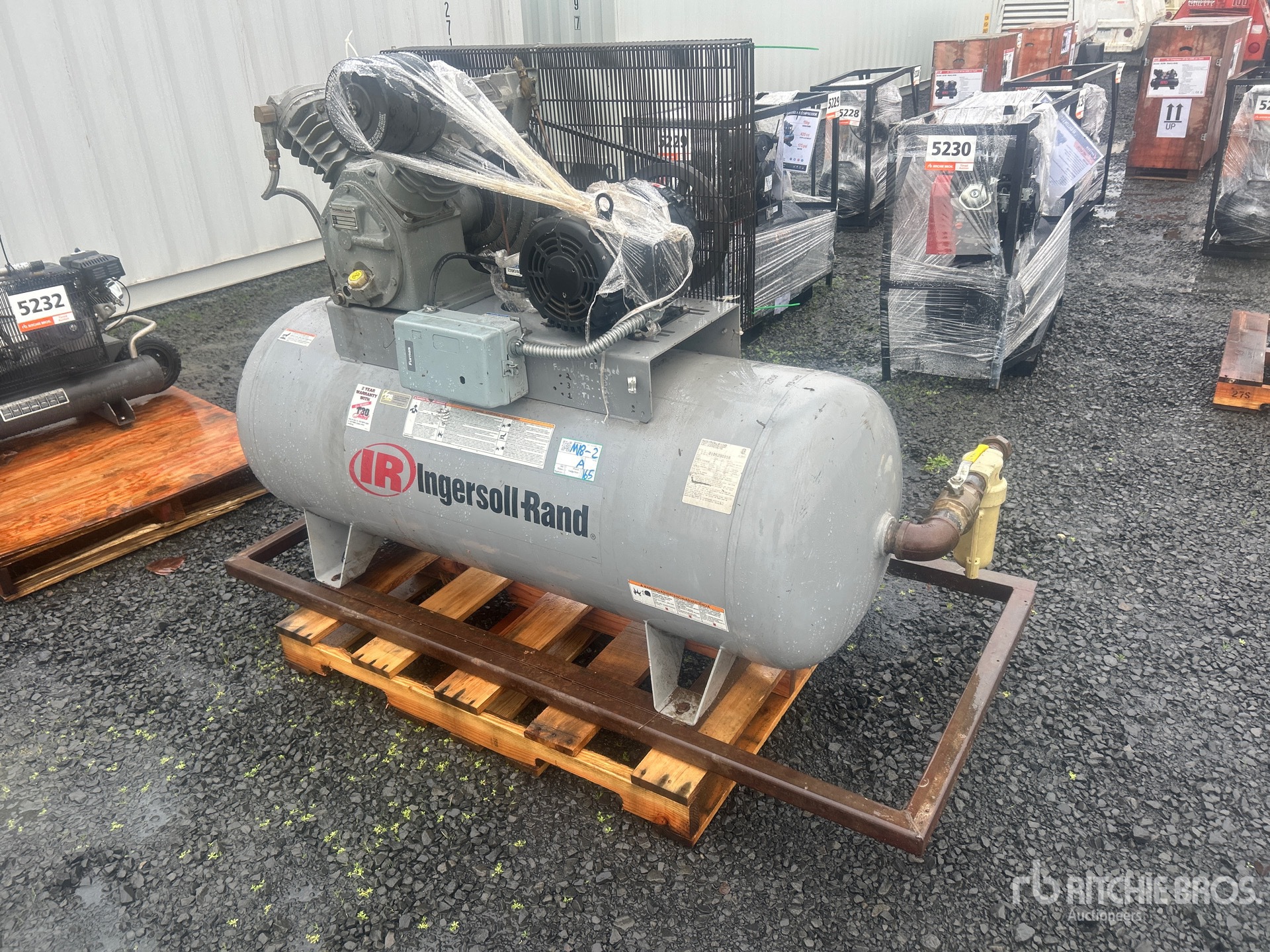 General Appearance with Bild, Ecke vorne rechts