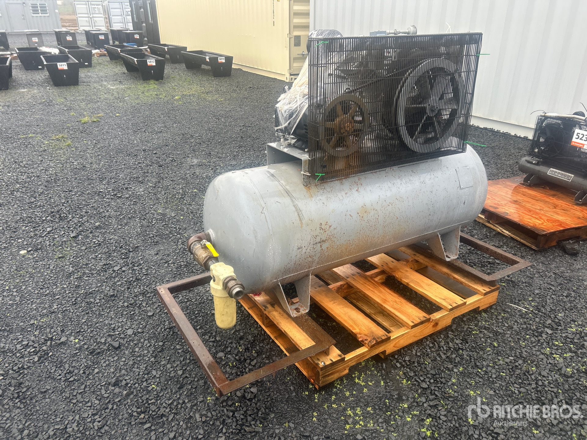 General Appearance with Bild, Ecke hinten rechts