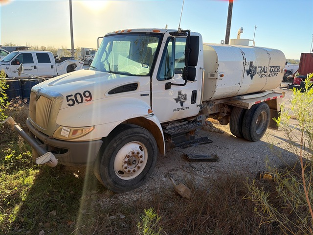 2010 International 4300 2000 gal 4x2 Water Truck
