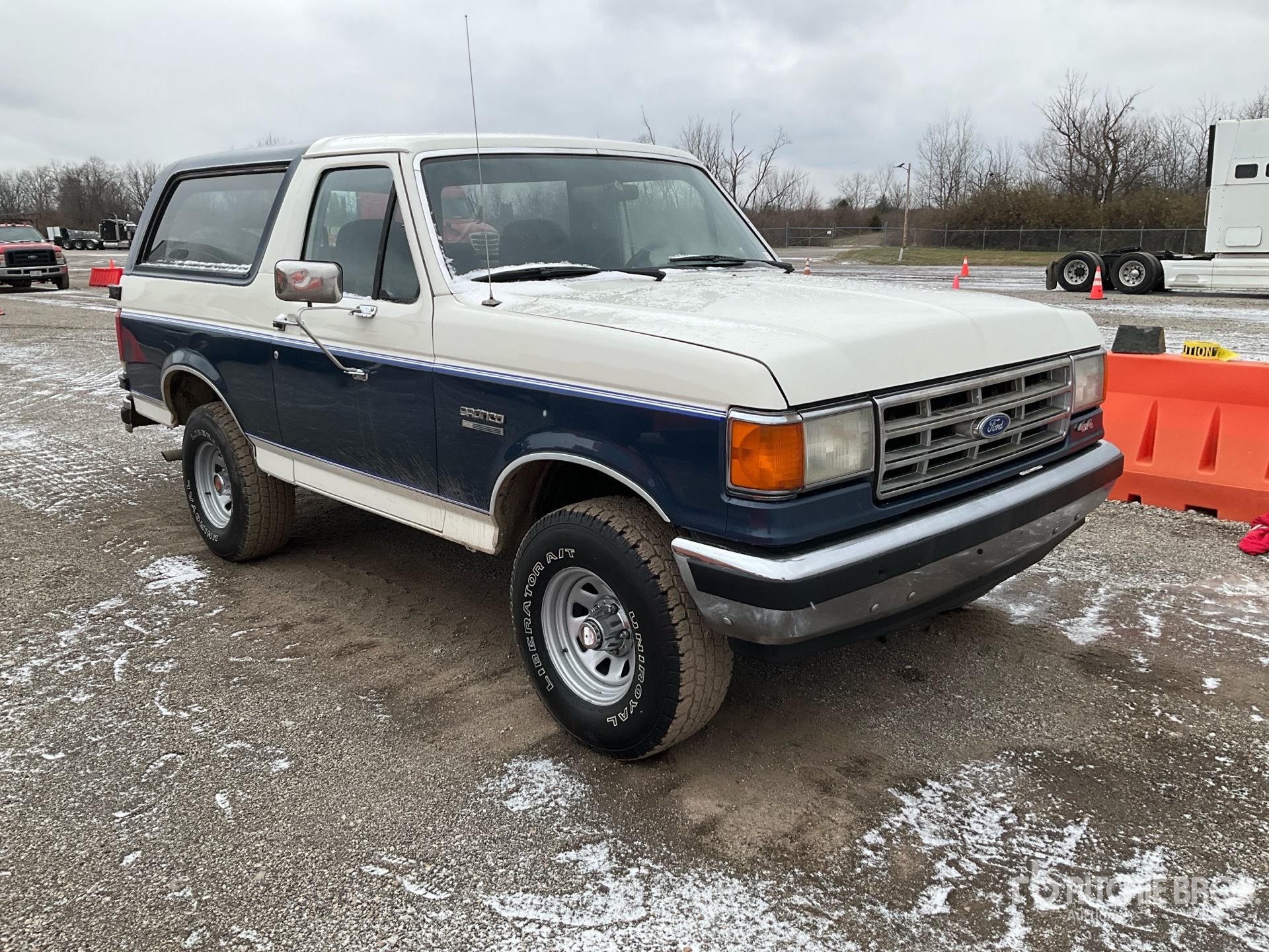 General Appearance with Picture, Right Front Corner