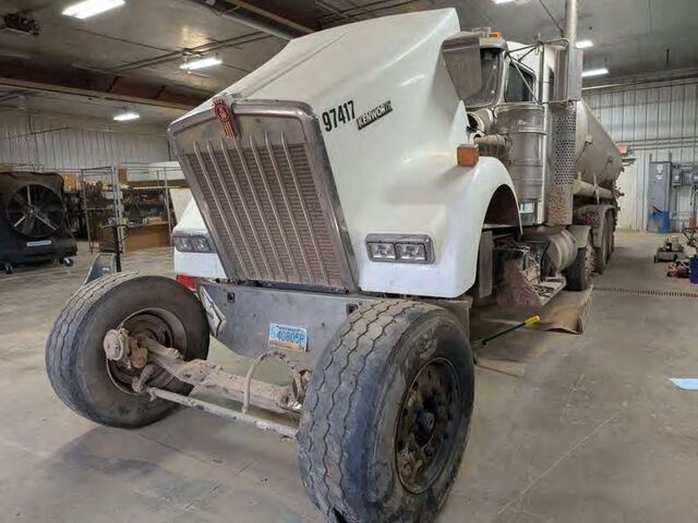 2014 Kenworth W900 T/A Day Cab Truck Tractor