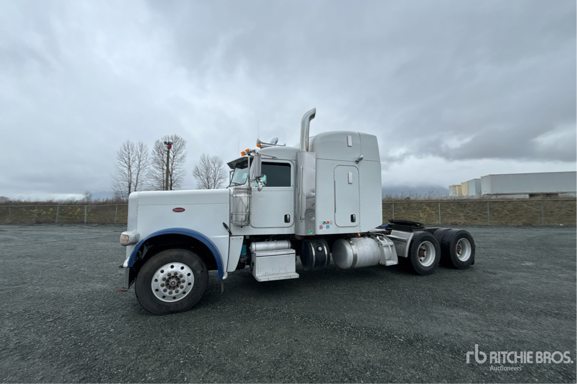 General Appearance with Bild, Ecke vorne links