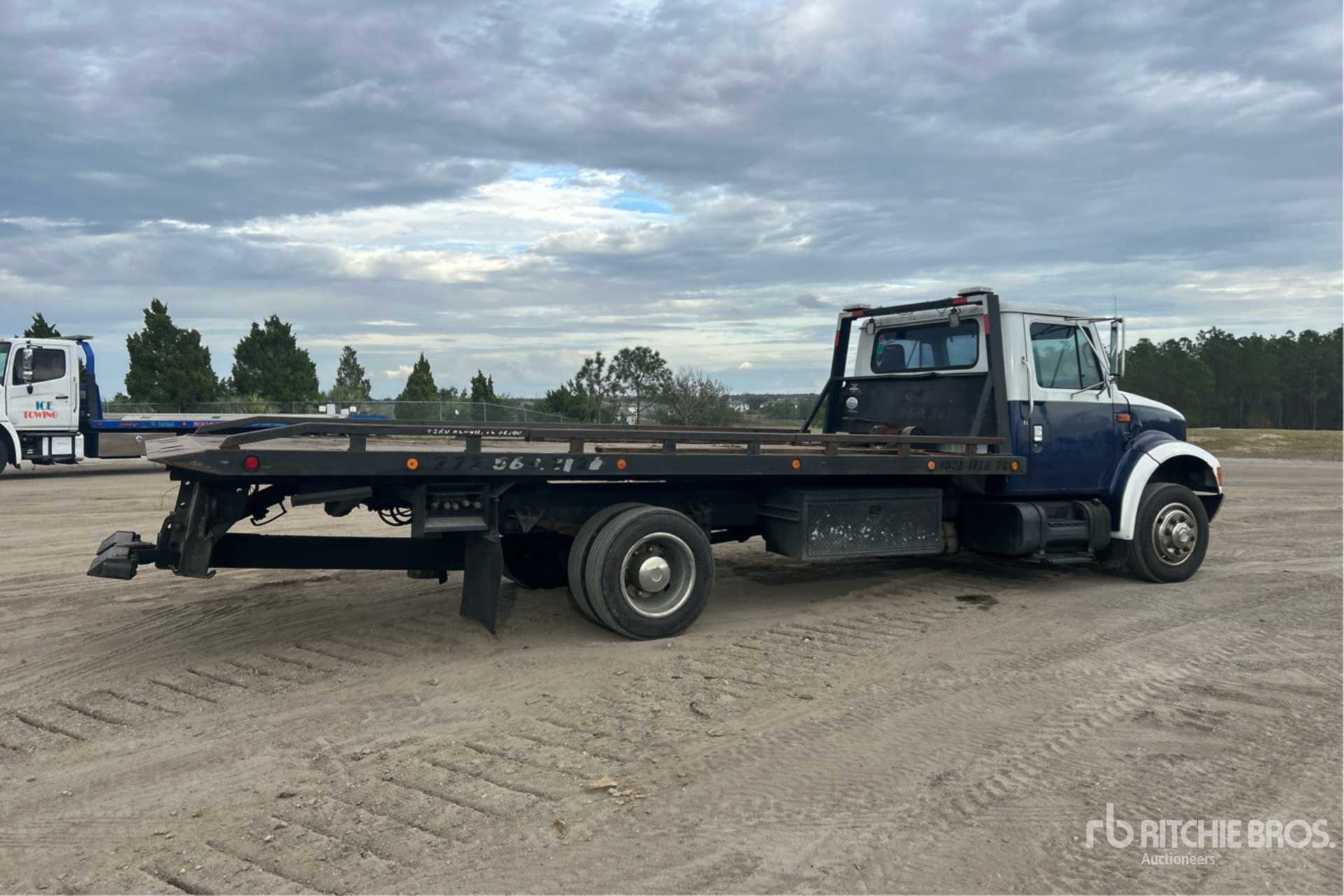 Aspect général with Image, coin arrière droit