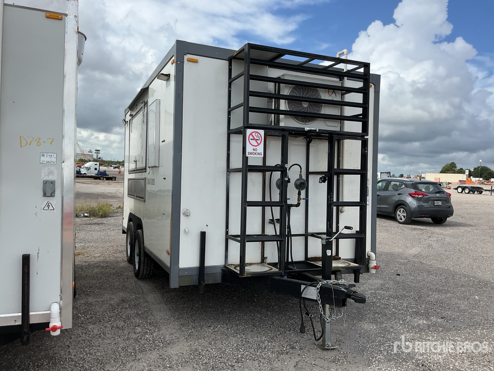 General Appearance with Bild, Ecke vorne rechts