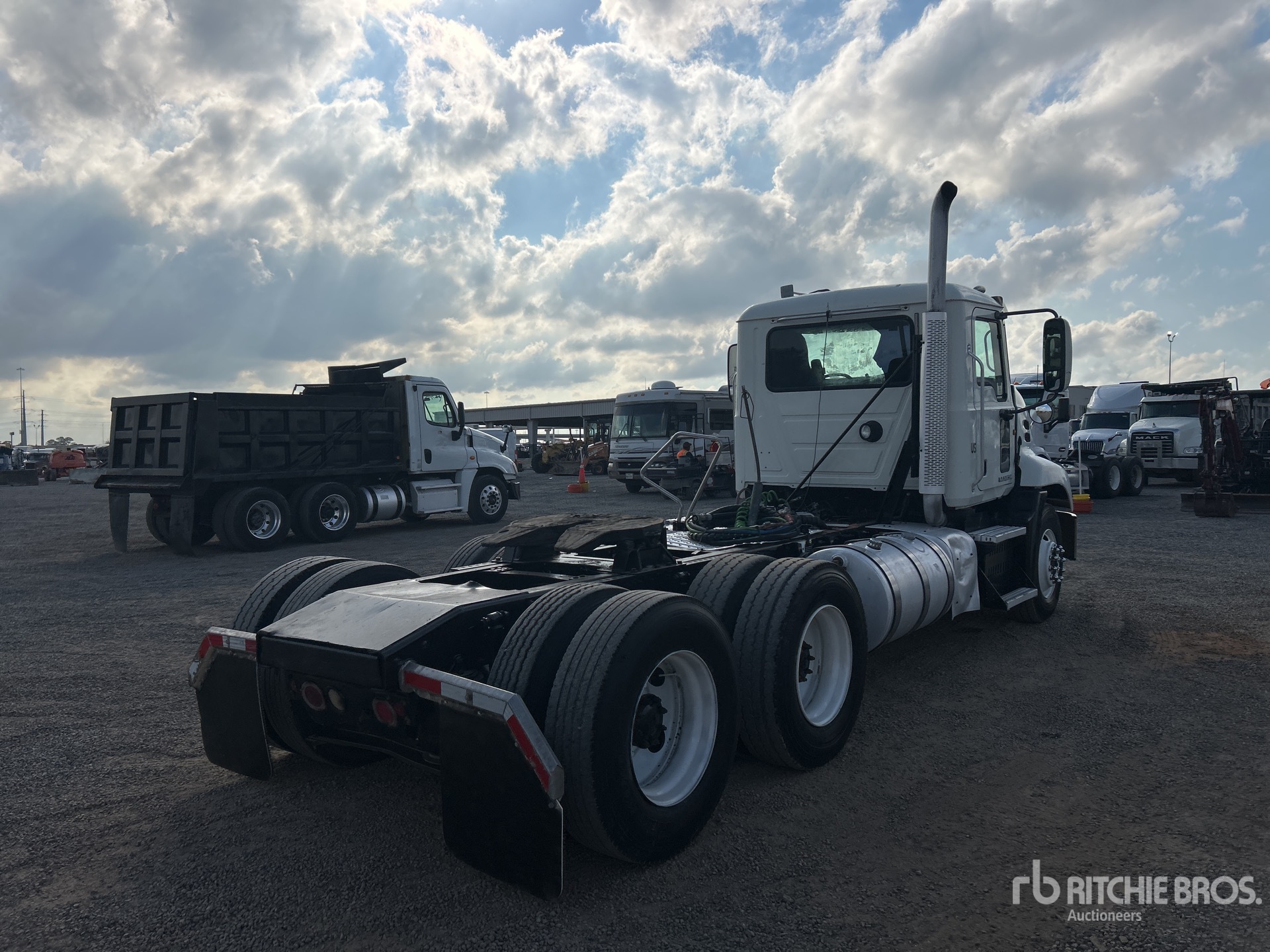 General Appearance with Foto, angolo anteriore sinistro