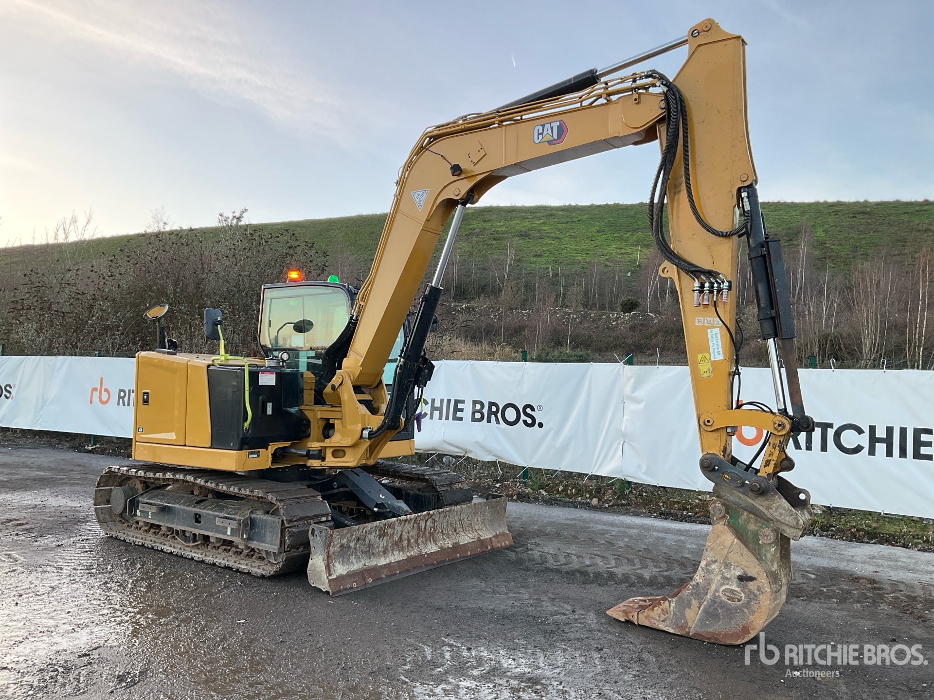 General Appearance with Picture, Right Front Corner