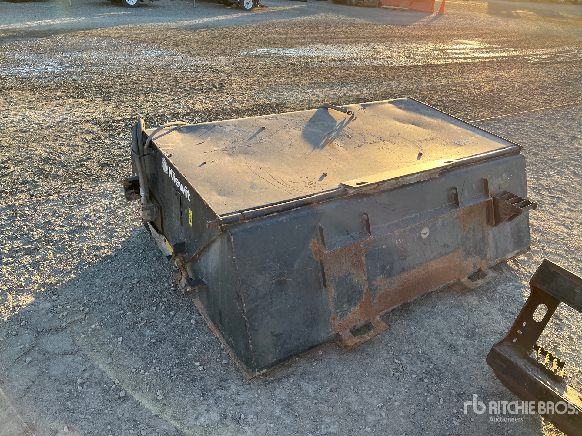 General Appearance with Bild, Ecke hinten links