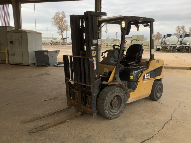 2011 Cat 2PD6000 5500 lb Pneumatic Tire Forklift