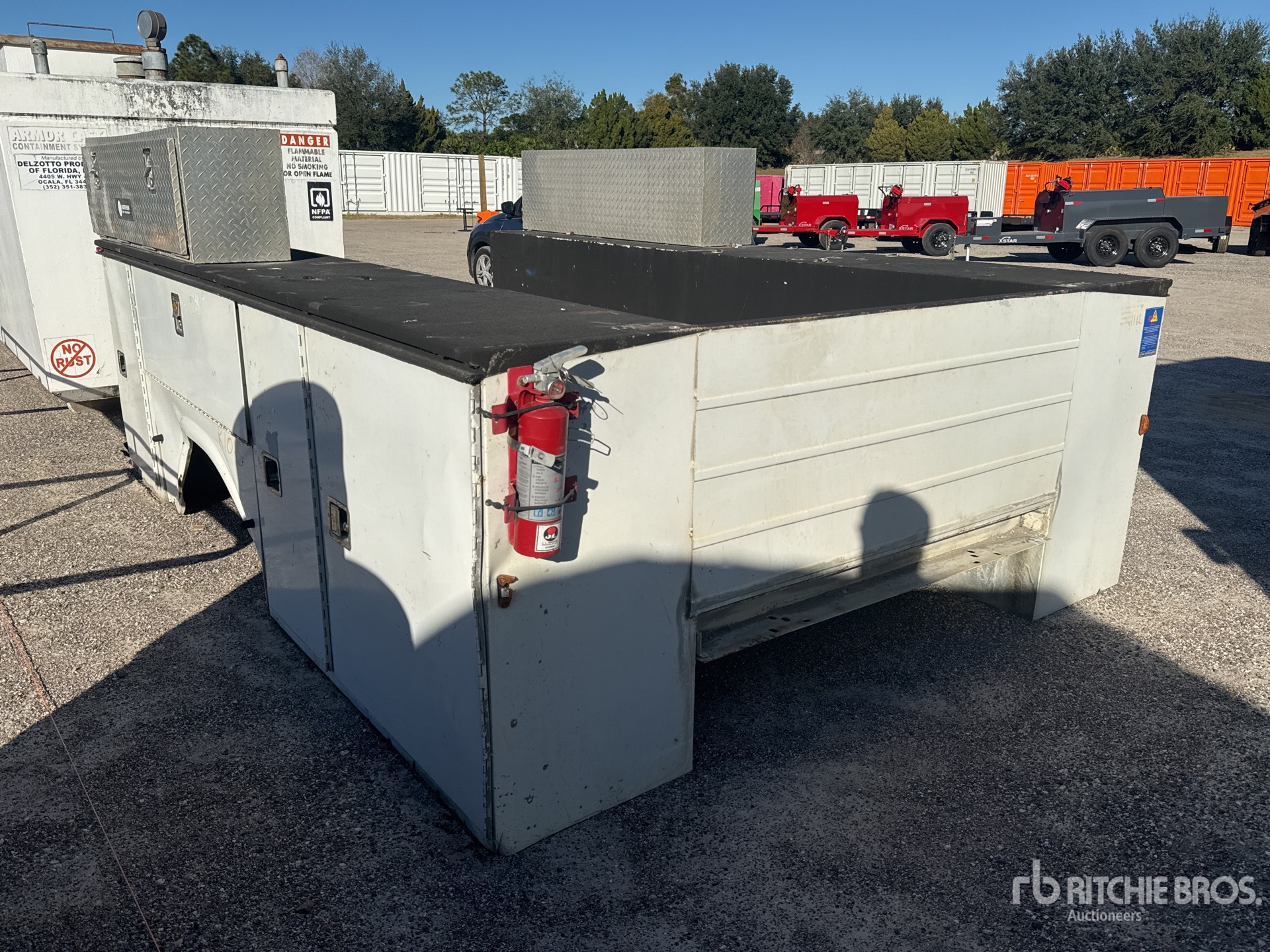 General Appearance with Bild, Ecke vorne rechts