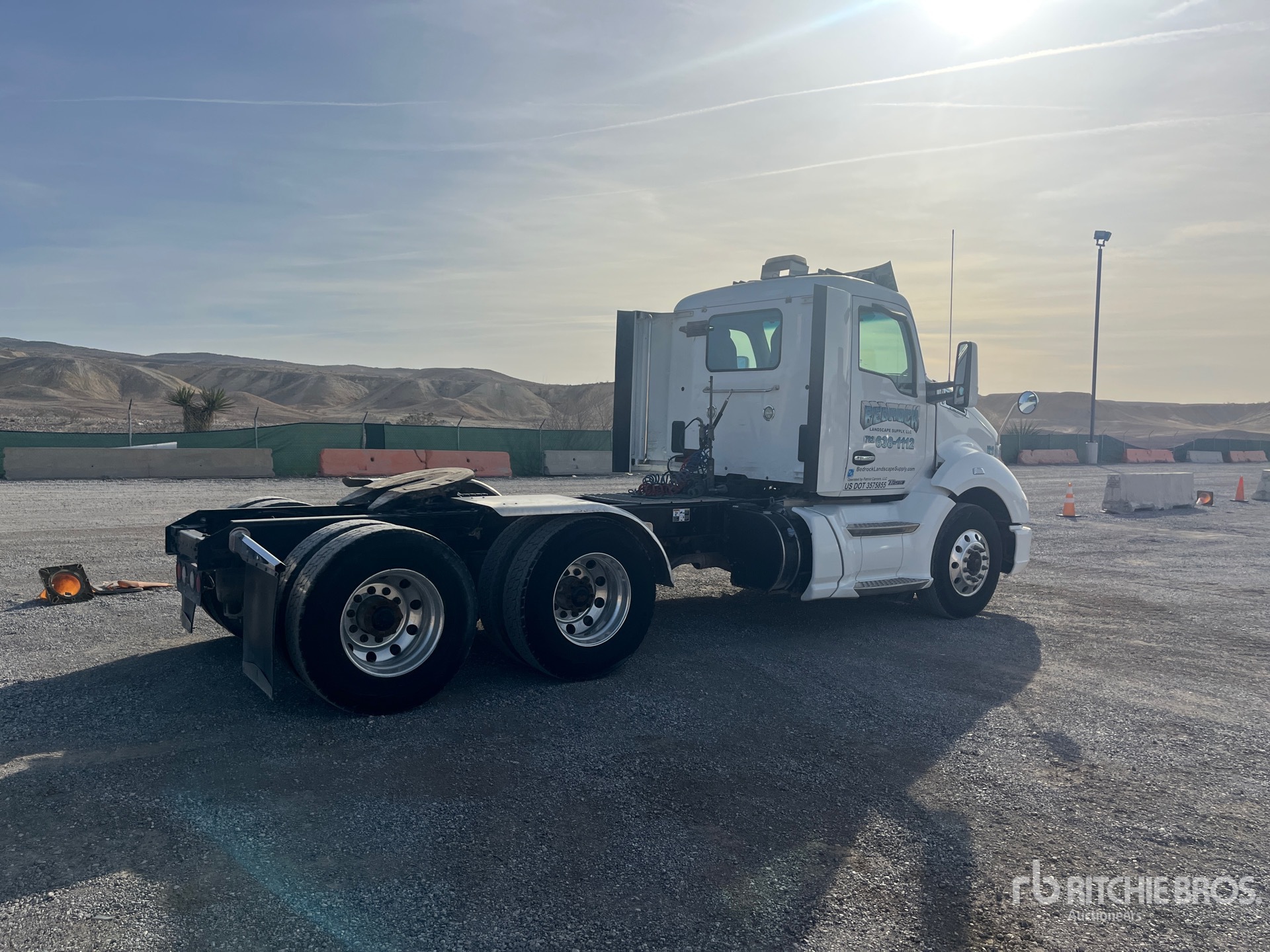 Aspect général with Image, coin arrière droit