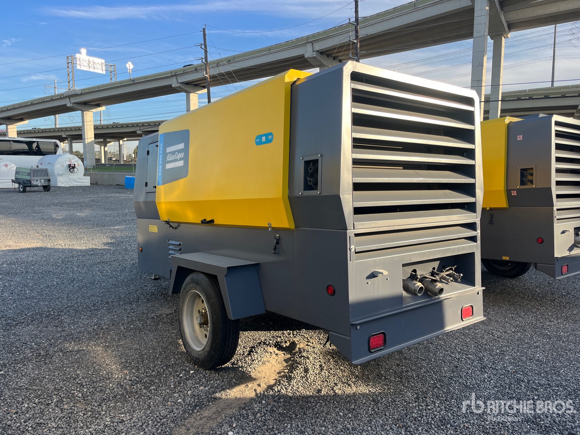 General Appearance with Foto, angolo posteriore sinistro