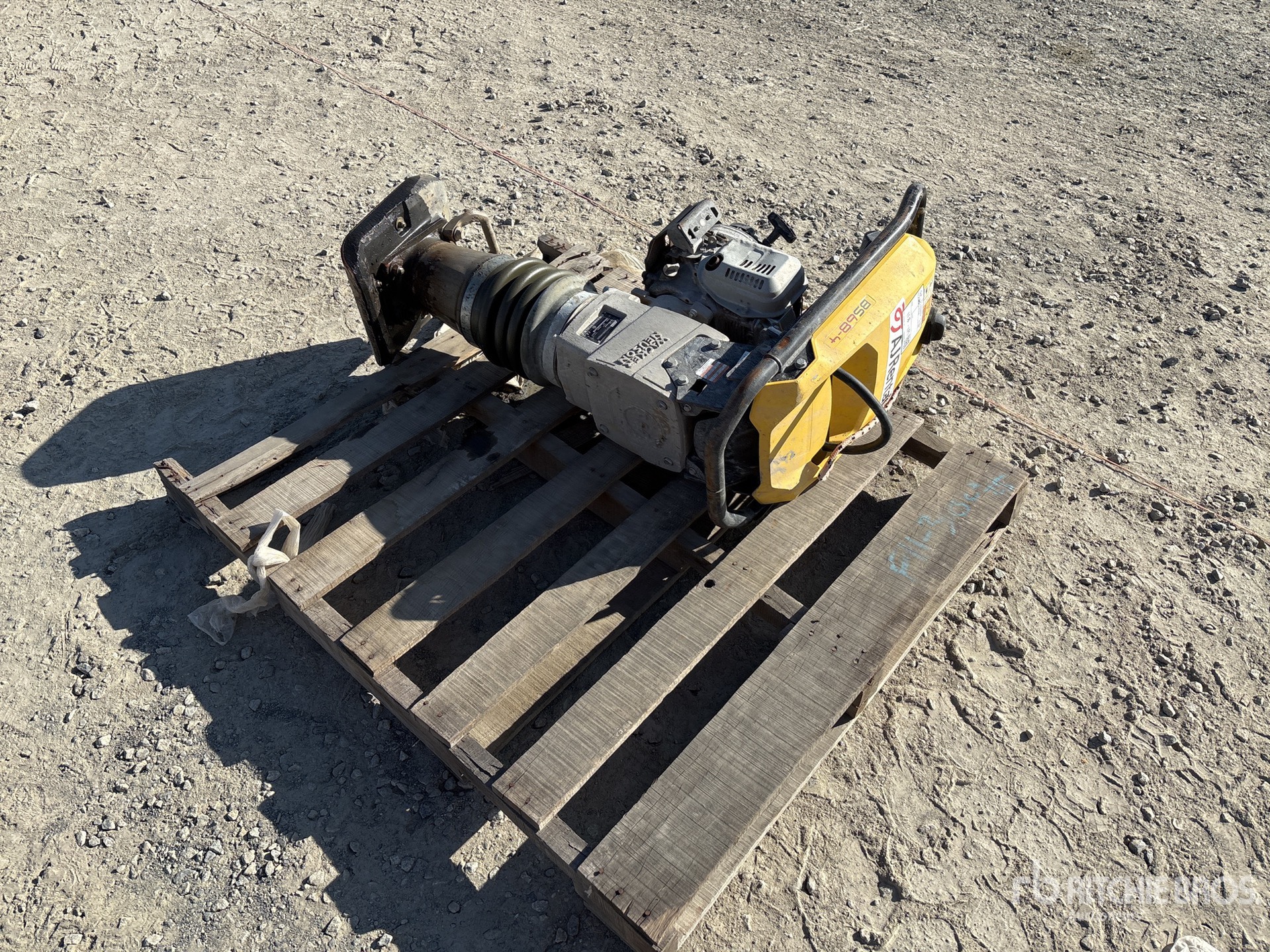 Aspect général with Image, coin arrière droit