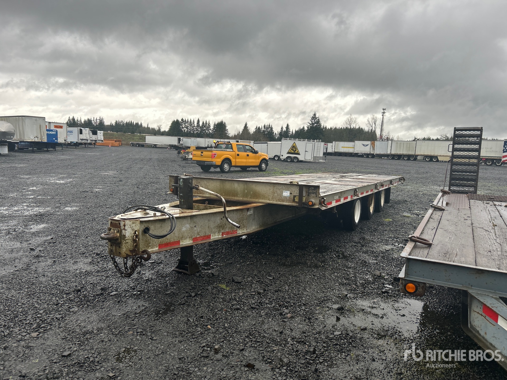 General Appearance with Bild, Ecke vorne links