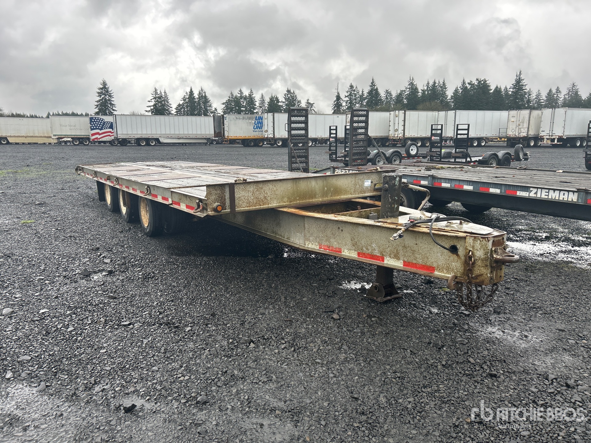 General Appearance with Bild, Ecke vorne rechts