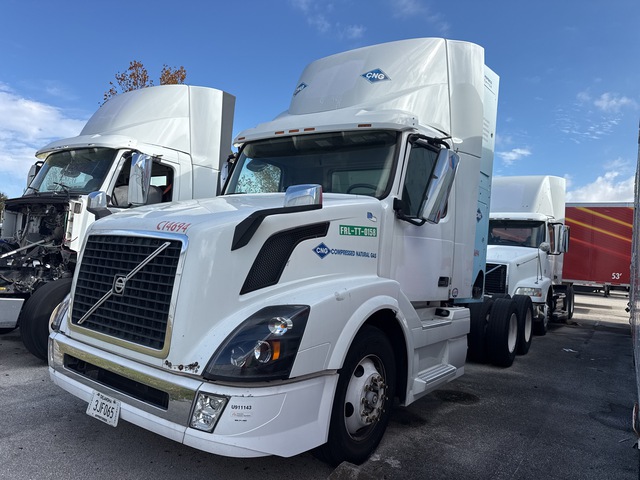 2016 Volvo Daycab CNG 6x4 T/A Day Cab Truck Tractor (Inoperable)