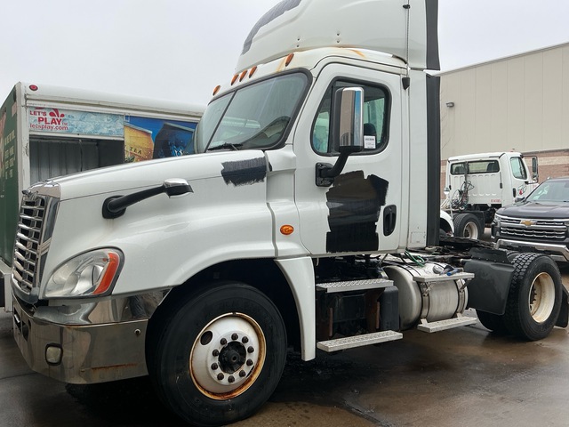 2017 Freightliner Cascadia 125 4x2 S/A Day Cab Truck Tractor (Inoperable)