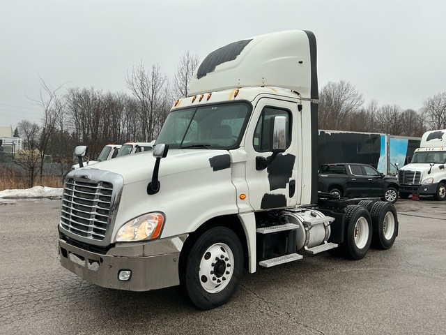 2016 Freightliner Cascadia 125 6x4 T/A Day Cab Truck Tractor