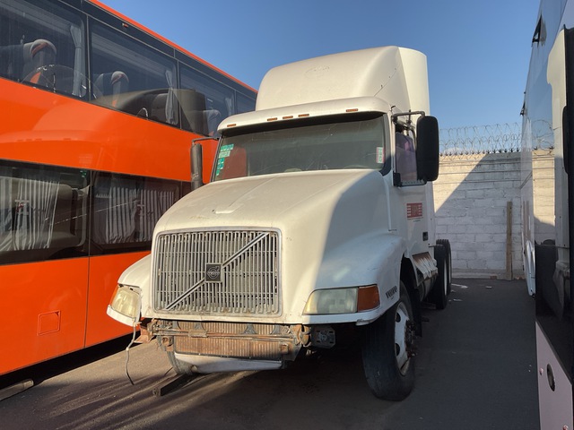 2000 Volvo VNL64T-420 6x4 T/A Sleeper Truck Tractor