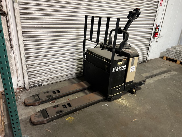Crown PE3540-60 6000 lb Electric Walker Rider Pallet Jack (Inoperable) Crown PE3540-60 6000 lb Electric Walker Rider Pallet Jack (Inoperable)