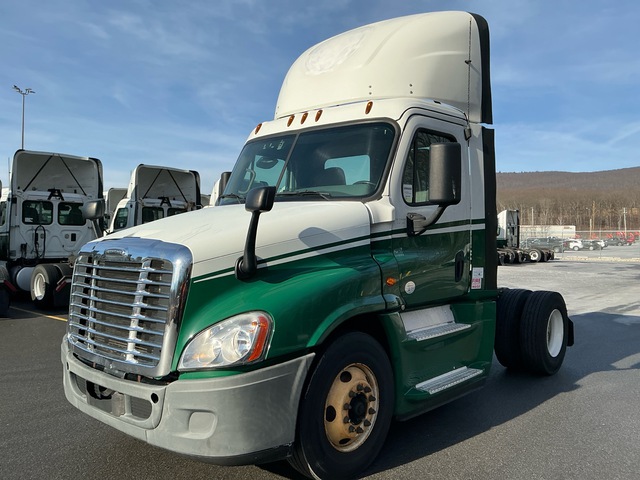 2015 Freightliner Cascadia 125 4x2 S/A Day Cab Truck Tractor