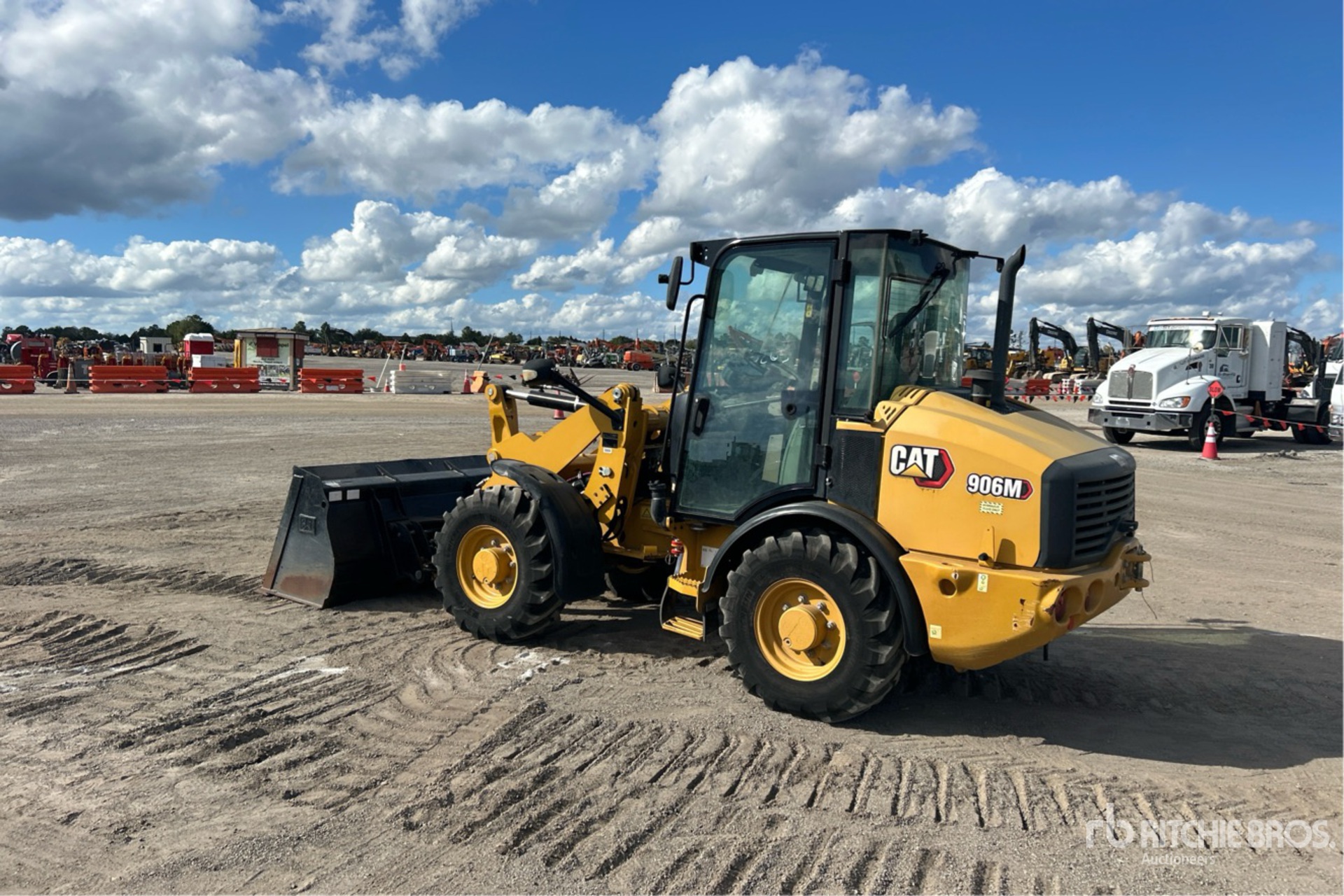 General Appearance with Foto, angolo posteriore sinistro