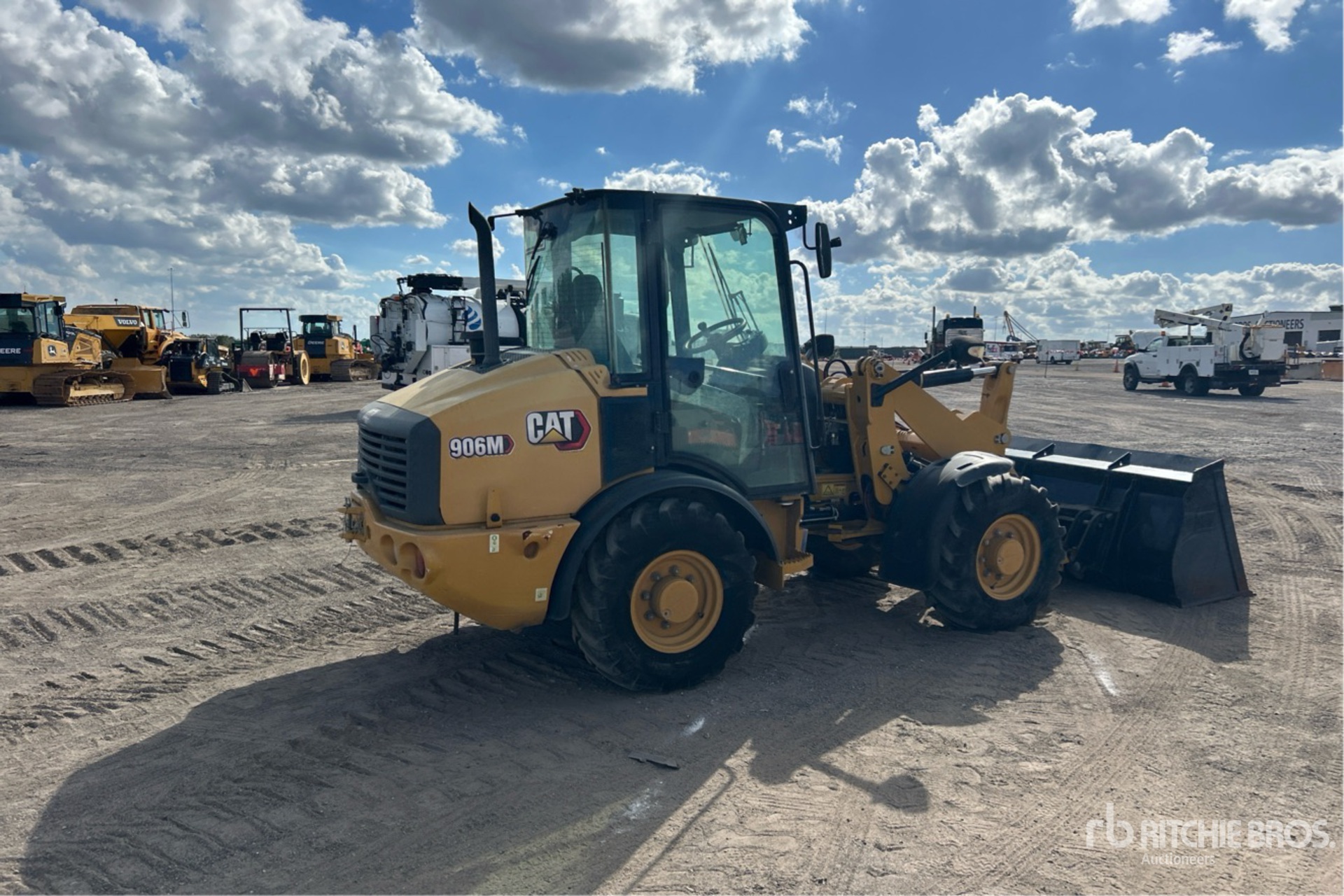 General Appearance with Foto, angolo anteriore sinistro