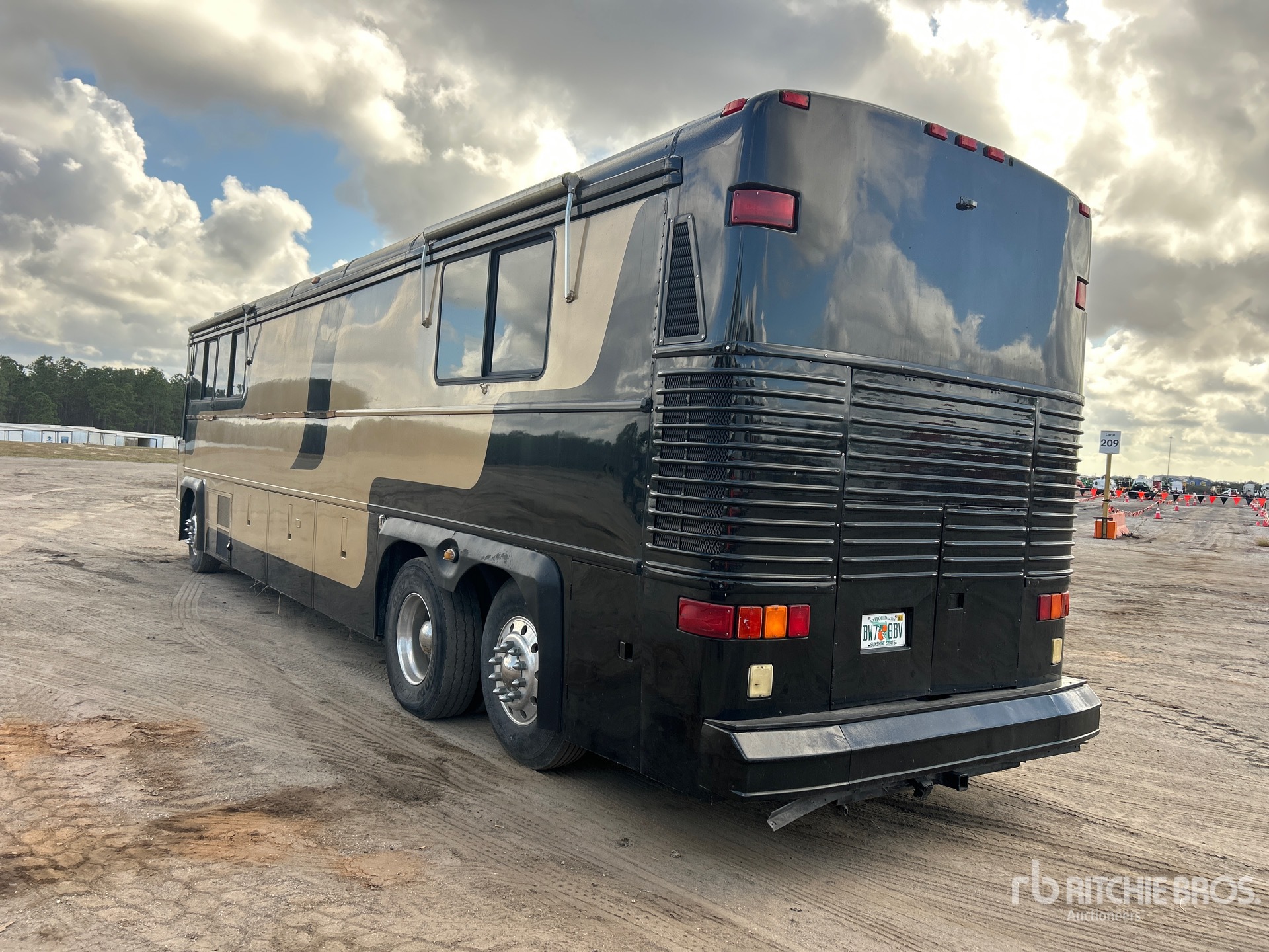 Aspect général with Image, coin arrière gauche