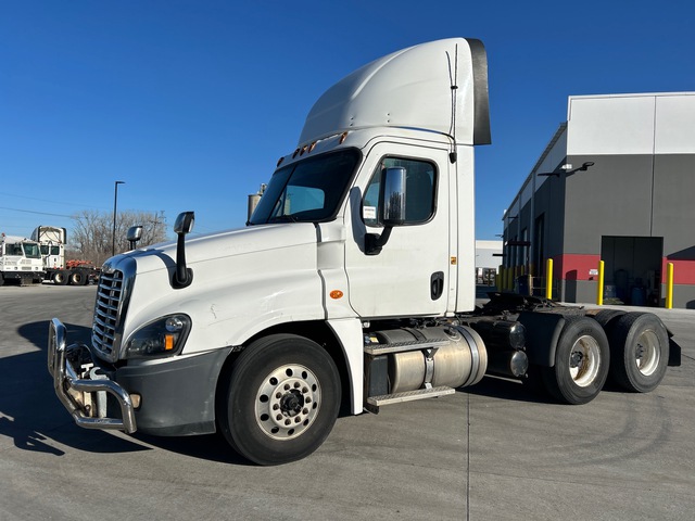 2017 Freightliner Cascadia 6x4 T/A Day Cab Truck Tractor